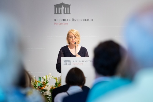 Am Rednerpult Nationalratsabgeordnete Bettina Rausch (ÖVP)