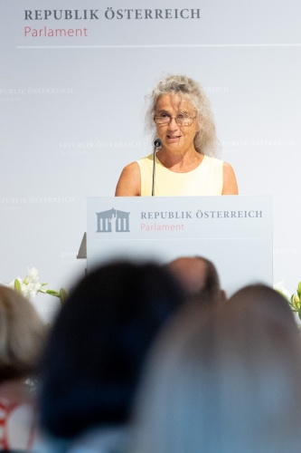 Am Rednerpult: Obfrau von FREDA Dagmar Tutschek