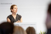 Am Rednerpult: Politik- und Demokratiewissenschaftlerin Tamara Ehs