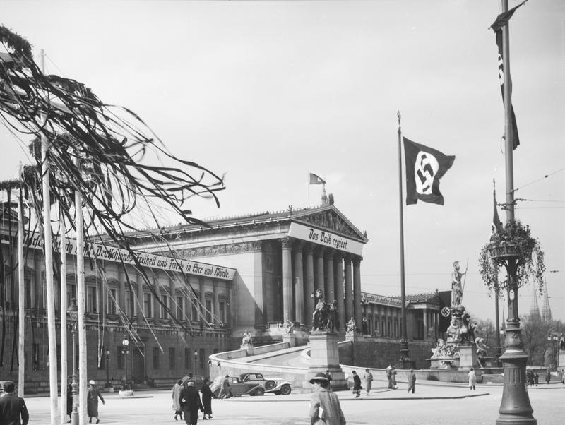 Schwarz-Weiß-Foto: Parlament mit Festschmuck und Hakenkreuzflaggen. 