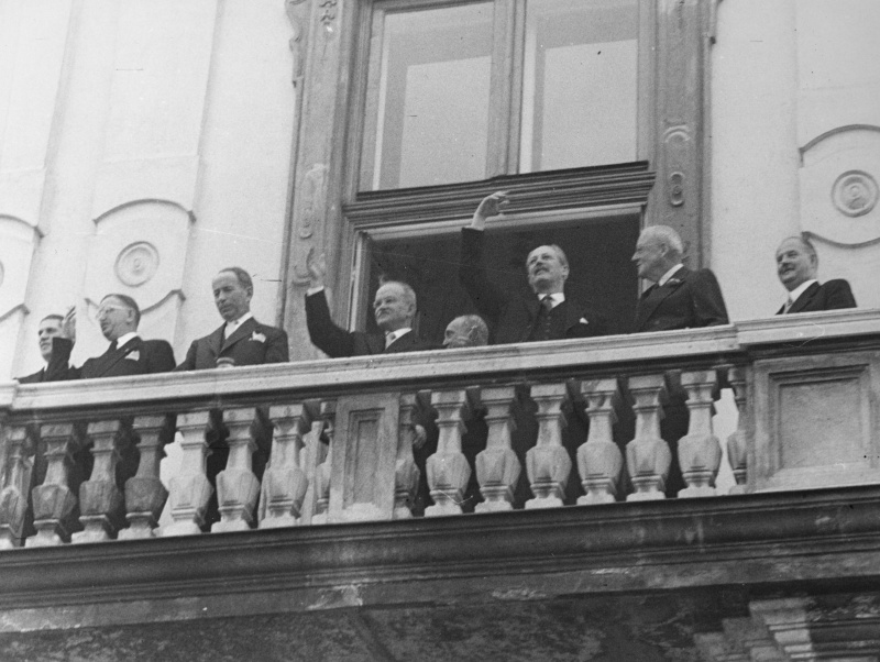 Staatsvertrag 1955 - Am Balkon des Belvedere Figl, Macmillan, Molotow winken