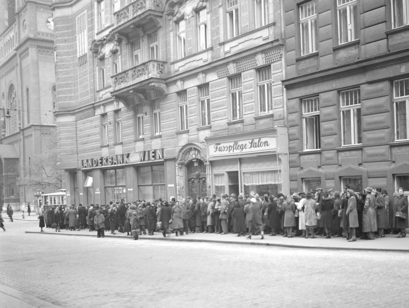 Erster Tag des Geldumtausches nach dem Währungsschutzgesetz. Menschenschlangen vor der Länderbankfiliale in Wien-Josefstadt, Albertgasse, Ecke Lerchenfelder Straße - 11. Dezember 1947.