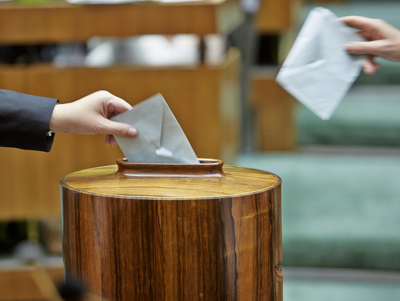 Wahlurne - Stimmabgabe in einem verschlossenen Kuvert