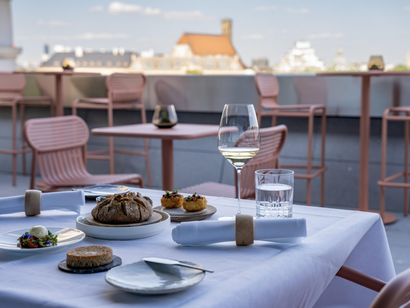 Kelsen Restaurant - Gedeckter Tisch auf der Burgthetater-Terrasse
