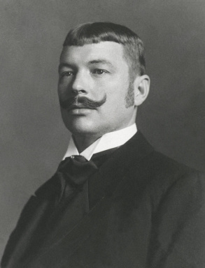 Portraitfoto von Dr. Josef von Baechlé