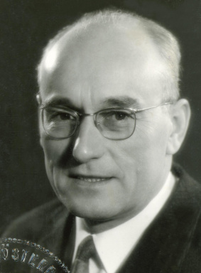 Portraitfoto von Dipl.-Vw. Dr. Josef Staribacher