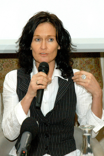 Eva Glawischnig-Piesczek am Mikrofon