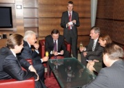 Dr. Wolodymyr Lytwyn - Parlamentspräsident der Ukraine (2.v.li) im Gespräch mit Martin Preineder - Bundesratspräsident am Flughafen (3.v.re.)