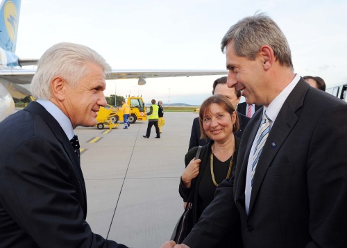 v.li. Dr. Wolodymyr Lytwyn - Parlamentspräsident der Ukraine wird durch Martin Preineder - Bundesratspräsident am Flughafen begrüßt.