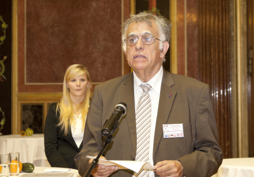 Yves Rollin - Präsident der Relais de la Memoire am Rednerpult
