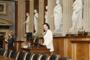Gabriela Heinisch-Hosek - Frauenministerin am Rednerpult