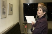 Nationalratspräsidentin Barbara Prammer besichtigt Karikaturen im Pressezentrum