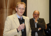 Vorsitzender der Vereinigung der Parlamentsredakteurinnen und –redakteure Johannes Huber am Wort. Im Hintergund ORF-Moderator Fritz Jungmayr