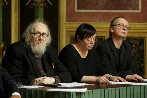 Die Mitglieder des Ersten Wiener Lesetheaters und Zweiten Stegreiftheaters am Podium bei ihrer Lesung