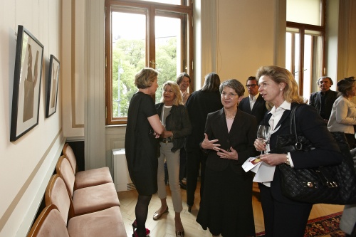 Nationalratspräsidentin Barbara Prammer (2.v.re) besichtigt die Ausstellung