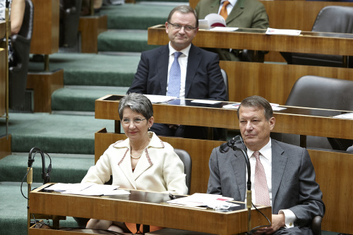 Nationalratspräsidentin Barbara Prammer mit Volksanwalt Peter Kostelka in der ersten Reihe. Im Hintergrund ÖVP-Klubobmann Karlheinz Kopf