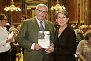 Buchautor Manfried Welan und Nationalratspräsidentin Barbara Prammer präsentieren das Buch 'Österreich auf dem Weg zur Demokratie'