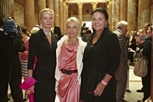 v.li.: Vertreterin Estee Lauder, Ursula Fellner und Doris Kiefhaber