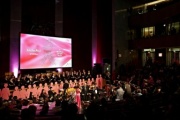 Mitglieder von 'Hohe Haus Musik' singen für Pink Ribbon
