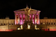 Pink Ribbon Night - Übersicht vor dem Parlament