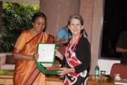 v.li.: Parlamentspräsidentin Meira Kumar und Nationalratspräsidentin Barbara Prammer