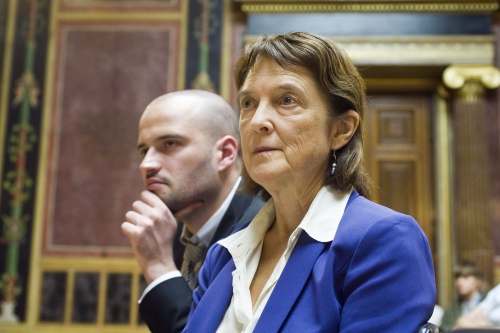 Stephanie Lerner-Lapidus, in Vertretung der Preisträgerin Gerda Lerner im Hintergrund ihr Sohn Clay Lerner
