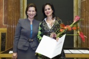 Preisverleihung: v.li. Frauenministerin Gabriele Heinisch-Hosek und die Preisträgerin Anna Sporrer