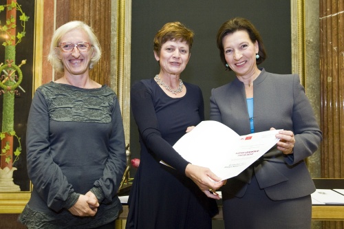 Preisverleihung: v.li. Ingrid Moritz von der AK Wien, die Preisträgerin Evelyn Höbenreich und Frauenministerin Gabriele Heinisch-Hosek