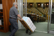 Budgetunterlagen werden in den Sitzungssaal gebracht