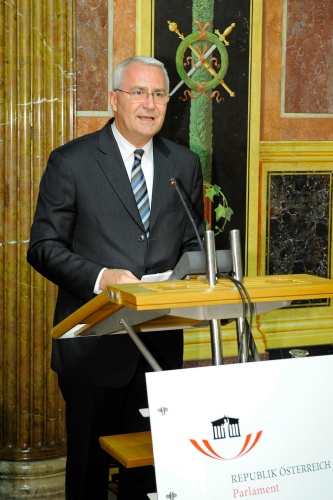 Der Dritte Präsident des Nationalrates Martin Graf begrüßt die VeranstaltungsteilnehmerInnen