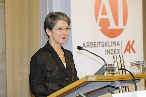 Nationalratspräsidentin Barbara Prammer bei der Begrüßungsansprache am Rednerpult