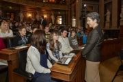 Nationalratspräsidentin Barbara Prammer im Gespräch mit SchülerInnen
