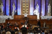 v.li.: Sopranistin Katerina Beranova, Alexandra Diesterhöft und Bass Robert Holzer. Im Vordergrund das Orchester.