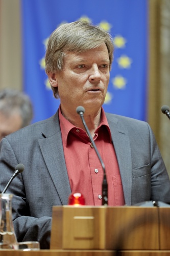 Mitglied des Bundesrates Hans Schweigkofler (S) am Rednerpult
