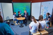 Der Speaker des britischen House of Commons John Bercow beim Interview durch SchülerInnen der VBS Wendstattgasse Schule