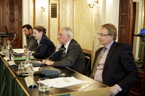 Am Podium v.links: Andreas Thaller, Angelika Schätz, Eduard Pesendorfer und Helmut Berger