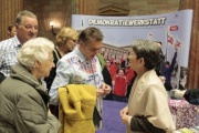 Nationalratspräsidentin Barbara Prammer (re) im Gespräch mit BesucherInnen