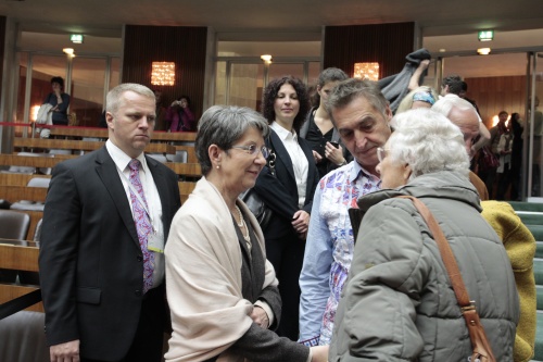 Nationalratspräsidentin Barbara Prammer im Gespräch mit BesucherInnen