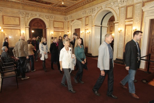 BesucherInnen besichtigen die Räumlichkeiten des Palais Epstein