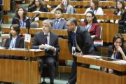In der ersten Reihe Parlamentsdirektor Harald Dossi (2.v.li.) im Gespräch mit einem Veranstaltungsteinehmer