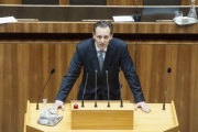 Europaabgeordneter Dimitrios Droutsas bei seiner Rede