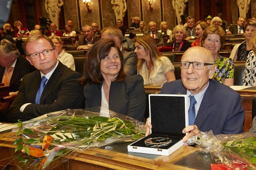 v.li.: Zweiter Nationalratspräsident Karlheinz Kopf, Christine Egger und Gerd Bacher mit dem Preis