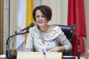 Bundesratspräsidentin Ana Blatnik (S) am Präsidium