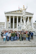 Gruppenfoto der Jugendlichen und JournalistInnen vor dem Parlament