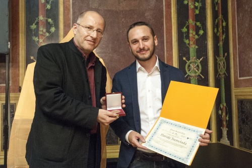 v.li.. Chefredakteur der Zeitschrift Foto Objekiv Klaus Lorbeer übergibt den Preis an Davide Tremolada