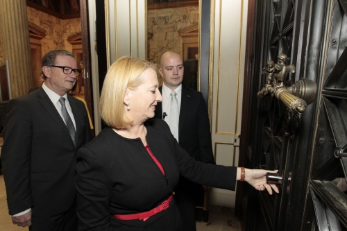 Nationalratspräsidentin Doris Bures öffnet das Hauptportal für die BesucherInnen