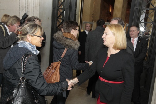 Nationalratspräsidentin Doris Bures begrüßt die BesucherInnen