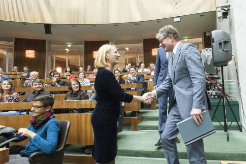 Nationalratspraesidentin Doris Bures (S) (li.) begrüßt Roger Willemsen