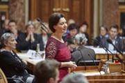 Frauenministerin Gabriele Heinisch-Hosek (S) am Rednerpult mit ihrem Einleitungsreferat