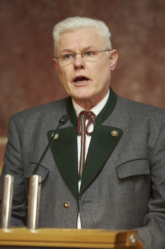 Nationalratsabgeordneter Werner Neubauer (F) am Rednerpult